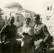 1942-1944, Bliski Wschód.
Z lewej żołnierz Samodzielnej Brygady Strzelców Karpackich, Roman Guziorski, w środku stoi Hanna, późniejsza żona Romana Guziorskiego.
Fot. NN, zbiory Ośrodka KARTA, album przekazała Wiesława Grochola