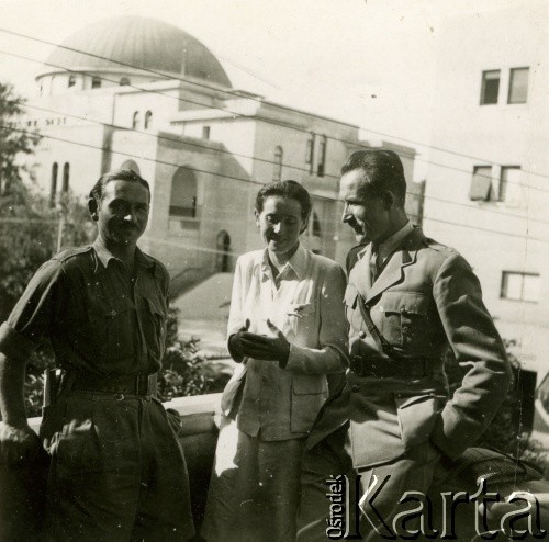 1942-1944, Bliski Wschód.
Z lewej żołnierz Samodzielnej Brygady Strzelców Karpackich, Roman Guziorski, w środku stoi Hanna, późniejsza żona Romana Guziorskiego.
Fot. NN, zbiory Ośrodka KARTA, album przekazała Wiesława Grochola