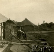 1947, Al Qassasin, Egipt.
Hanna, później Guziorska, na terenie bazy wojskowej. Na odwrocie napis: 