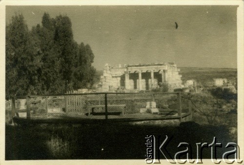 Grudzień 1940, Park Kafarnaum, Palestyna.
Ruiny Synagogi w Kafarnaum.
Fot. NN, zbiory Ośrodka KARTA, album przekazała Wiesława Grochola