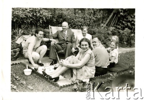 Czerwiec 1957, Londyn, Wielka Brytania.
Grupa osób w ogrodzie. 1. z lewej Hanna Guziorska, małżonka siedzącego obok Romana Guziorskiego.
Fot. NN, zbiory Ośrodka KARTA, album przekazała Wiesława Guziorska