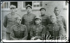 1940, Prenzlau, Niemcy.
Kronika Krotoszyńska. Oficerowie 56 Pułku Piechoty Wielkopolskiej umieszczeni w obozie jenieckiem, Oflagu II A w Prenzlau.
Fot. NN, zbiór Ośrodka KARTA, album przekazała Wiesława Grochola