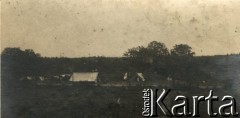 1915-1918, prawdopodobnie Ukraina.
Prawdopodobnie obóz 6 Gospodarczego Czołowego Oddziału Sanitarnego (przemianowanego później na Korpusową Kolumnę Sanitarną) imperialnej armii rosyjskiej. Oddział przeszedł w 1917/1918 roku do II Korpusu Polskiego na Wschodzie.
Fot. NN, zbiory Ośrodka KARTA, przekazała Wanda Ustaszewska-Szamborska