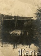 1915-1918, prawdopodobnie Ukraina.
6 Gospodarczy Czołowy Oddział Sanitarny (przemianowany później na Korpusową Kolumnę Sanitarną) imperialnej armii rosyjskiej. Oddział przeszedł w 1917/1918 roku do II Korpusu Polskiego na Wschodzie. Żołnierze stoją na moście.
Fot. NN, zbiory Ośrodka KARTA, przekazała Wanda Ustaszewska-Szamborska