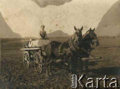 1915-1918, prawdopodobnie Ukraina.
Żołnierz 6 Gospodarczego Czołowego Oddziału Sanitarnego (przemianowanego później na Korpusową Kolumnę Sanitarną) imperialnej armii rosyjskiej. Oddział przeszedł w 1917/1918 roku do II Korpusu Polskiego na Wschodzie.
Fot. NN, zbiory Ośrodka KARTA, przekazała Wanda Ustaszewska-Szamborska