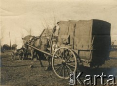 1915-1918, prawdopodobnie Ukraina.
Wojskowa sanitarka konna 6 Gospodarczego Czołowego Oddziału Sanitarnego (przemianowanego później na Korpusową Kolumnę Sanitarną) imperialnej armii rosyjskiej. Oddział przeszedł w 1917/1918 roku do II Korpusu Polskiego na Wschodzie.
Fot. NN, zbiory Ośrodka KARTA, przekazała Wanda Ustaszewska-Szamborska