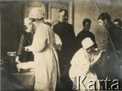 1915-1918, prawdopodobnie Ukraina.
6 Gospodarczy Czołowy Oddział Sanitarny (przemianowany później na Korpusową Kolumnę Sanitarną) imperialnej armii rosyjskiej. Oddział przeszedł w 1917/1918 roku do II Korpusu Polskiego na Wschodzie. Na zdjęciu sanitariuszki opatrują żołnierzy.
Fot. NN, zbiory Ośrodka KARTA, przekazała Wanda Ustaszewska-Szamborska