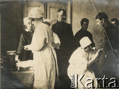 1915-1918, prawdopodobnie Ukraina.
6 Gospodarczy Czołowy Oddział Sanitarny (przemianowany później na Korpusową Kolumnę Sanitarną) imperialnej armii rosyjskiej. Oddział przeszedł w 1917/1918 roku do II Korpusu Polskiego na Wschodzie. Na zdjęciu sanitariuszki opatrują żołnierzy.
Fot. NN, zbiory Ośrodka KARTA, przekazała Wanda Ustaszewska-Szamborska