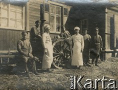 1915-1918, prawdopodobnie Ukraina.
Żołnierze i sanitariusze 6 Gospodarczego Czołowego Oddziału Sanitarnego (przemianowanego później na Korpusową Kolumnę Sanitarną) imperialnej armii rosyjskiej. Oddział przeszedł w 1917/1918 roku do II Korpusu Polskiego na Wschodzie.
Fot. NN, zbiory Ośrodka KARTA, przekazała Wanda Ustaszewska-Szamborska
