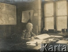1915-1918, prawdopodobnie Ukraina.
Oficer 6 Gospodarczego Czołowego Oddziału Sanitarnego (przemianowanego później na Korpusową Kolumnę Sanitarną) imperialnej armii rosyjskiej podczas pracy. Oddział przeszedł w 1917/1918 roku do II Korpusu Polskiego na Wschodzie.
Fot. NN, zbiory Ośrodka KARTA, przekazała Wanda Ustaszewska-Szamborska