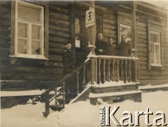 1915-1918, prawdopodobnie Ukraina.
Żołnierze 6 Gospodarczego Czołowego Oddziału Sanitarnego (przemianowanego później na Korpusową Kolumnę Sanitarną) imperialnej armii rosyjskiej przed siedzibą kancelarii oddziału. Oddział przeszedł w 1917/1918 roku do II Korpusu Polskiego na Wschodzie.
Fot. NN, zbiory Ośrodka KARTA, przekazała Wanda Ustaszewska-Szamborska