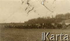 1915-1918, prawdopodobnie Ukraina.
6 Gospodarczy Czołowy Oddział Sanitarny (przemianowany później na Korpusową Kolumnę Sanitarną) imperialnej armii rosyjskiej. Oddział przeszedł w 1917/1918 roku do II Korpusu Polskiego na Wschodzie.
Fot. NN, zbiory Ośrodka KARTA, przekazała Wanda Ustaszewska-Szamborska