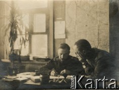 1915-1918, prawdopodobnie Ukraina.
Oficer 6 Gospodarczego Czołowego Oddziału Sanitarnego (przemianowanego później na Korpusową Kolumnę Sanitarną) imperialnej armii rosyjskiej podczas pracy. Oddział przeszedł w 1917/1918 roku do II Korpusu Polskiego na Wschodzie.
Fot. NN, zbiory Ośrodka KARTA, przekazała Wanda Ustaszewska-Szamborska