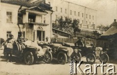 1915-1918, prawdopodobnie Ukraina.
Żołnierze 6 Gospodarczego Czołowego Oddziału Sanitarnego (przemianowanego później na Korpusową Kolumnę Sanitarną) imperialnej armii rosyjskiej w samochodach. Oddział przeszedł w 1917/1918 roku do II Korpusu Polskiego na Wschodzie.
Fot. NN, zbiory Ośrodka KARTA, przekazała Wanda Ustaszewska-Szamborska