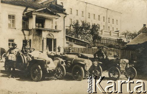 1915-1918, prawdopodobnie Ukraina.
Żołnierze 6 Gospodarczego Czołowego Oddziału Sanitarnego (przemianowanego później na Korpusową Kolumnę Sanitarną) imperialnej armii rosyjskiej w samochodach. Oddział przeszedł w 1917/1918 roku do II Korpusu Polskiego na Wschodzie.
Fot. NN, zbiory Ośrodka KARTA, przekazała Wanda Ustaszewska-Szamborska