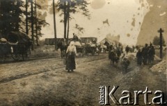 1915-1918, prawdopodobnie Ukraina.
Prawdopodobnie przejazd 6 Gospodarczego Czołowego Oddziału Sanitarnego (przemianowanego później na Korpusową Kolumnę Sanitarną) imperialnej armii rosyjskiej. Oddział przeszedł w 1917/1918 roku do II Korpusu Polskiego na Wschodzie.
Fot. NN, zbiory Ośrodka KARTA, przekazała Wanda Ustaszewska-Szamborska