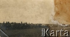 1915-1918, prawdopodobnie Ukraina.
6 Gospodarczy Czołowy Oddział Sanitarny (przemianowany później na Korpusową Kolumnę Sanitarną) imperialnej armii rosyjskiej. Oddział przeszedł w 1917/1918 roku do II Korpusu Polskiego na Wschodzie.
Fot. NN, zbiory Ośrodka KARTA, przekazała Wanda Ustaszewska-Szamborska