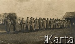 1915-1918, prawdopodobnie Ukraina.
Żołnierze 6 Gospodarczego Czołowego Oddziału Sanitarnego (przemianowanego później na Korpusową Kolumnę Sanitarną) imperialnej armii rosyjskiej podczas zbiórki. Oddział przeszedł w 1917/1918 roku do II Korpusu Polskiego na Wschodzie.
Fot. NN, zbiory Ośrodka KARTA, przekazała Wanda Ustaszewska-Szamborska