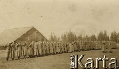 1915-1918, prawdopodobnie Ukraina.
Żołnierze 6 Gospodarczego Czołowego Oddziału Sanitarnego (przemianowanego później na Korpusową Kolumnę Sanitarną) imperialnej armii rosyjskiej podczas raportu. Oddział przeszedł w 1917/1918 roku do II Korpusu Polskiego na Wschodzie.
Fot. NN, zbiory Ośrodka KARTA, przekazała Wanda Ustaszewska-Szamborska