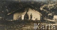 1915-1918, prawdopodobnie Ukraina.
6 Gospodarczy Czołowy Oddział Sanitarny (przemianowany później na Korpusową Kolumnę Sanitarną) imperialnej armii rosyjskiej. Oddział przeszedł w 1917/1918 roku do II Korpusu Polskiego na Wschodzie. Na zdjęciu żołnierze i sanitariusze przed namiotem.
Fot. NN, zbiory Ośrodka KARTA, przekazała Wanda Ustaszewska-Szamborska