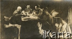 1915-1918, prawdopodobnie Ukraina.
Żołnierze 6 Gospodarczego Czołowego Oddziału Sanitarnego (przemianowanego później na Korpusową Kolumnę Sanitarną) imperialnej armii rosyjskiej grający w karty. Oddział przeszedł w 1917/1918 roku do II Korpusu Polskiego na Wschodzie.
Fot. NN, zbiory Ośrodka KARTA, przekazała Wanda Ustaszewska-Szamborska