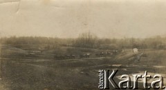 1915-1918, prawdopodobnie Ukraina.
Kolumna 6 Gospodarczego Czołowego Oddziału Sanitarnego (przemianowanego później na Korpusową Kolumnę Sanitarną) imperialnej armii rosyjskiej w drodze. Oddział przeszedł w 1917/1918 roku do II Korpusu Polskiego na Wschodzie.
Fot. NN, zbiory Ośrodka KARTA, przekazała Wanda Ustaszewska-Szamborska