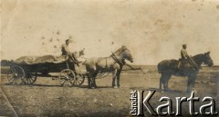 1915-1918, prawdopodobnie Ukraina.
Żołnierze 6 Gospodarczego Czołowego Oddziału Sanitarnego (przemianowanego później na Korpusową Kolumnę Sanitarną) imperialnej armii rosyjskiej. Oddział przeszedł w 1917/1918 roku do II Korpusu Polskiego na Wschodzie.
Fot. NN, zbiory Ośrodka KARTA, przekazała Wanda Ustaszewska-Szamborska