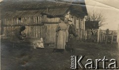 1915-1918, prawdopodobnie Ukraina.
Żołnierze 6 Gospodarczego Czołowego Oddziału Sanitarnego (przemianowanego później na Korpusową Kolumnę Sanitarną) imperialnej armii rosyjskiej. Oddział przeszedł w 1917/1918 roku do II Korpusu Polskiego na Wschodzie.
Fot. NN, zbiory Ośrodka KARTA, przekazała Wanda Ustaszewska-Szamborska