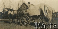 1915-1918, prawdopodobnie Ukraina.
Żołnierz 6 Gospodarczego Czołowego Oddziału Sanitarnego (przemianowanego później na Korpusową Kolumnę Sanitarną) imperialnej armii rosyjskiej na wozie zaprzężonym w konie. Oddział przeszedł w 1917/1918 roku do II Korpusu Polskiego na Wschodzie.
Fot. NN, zbiory Ośrodka KARTA, przekazała Wanda Ustaszewska-Szamborska