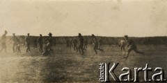 1915-1918, prawdopodobnie Ukraina.
Żołnierze 6 Gospodarczego Czołowego Oddziału Sanitarnego (przemianowanego później na Korpusową Kolumnę Sanitarną) imperialnej armii rosyjskiej podczas gry w piłkę nożną. Oddział przeszedł w 1917/1918 roku do II Korpusu Polskiego na Wschodzie.
Fot. NN, zbiory Ośrodka KARTA, przekazała Wanda Ustaszewska-Szamborska