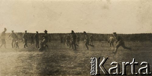 1915-1918, prawdopodobnie Ukraina.
Żołnierze 6 Gospodarczego Czołowego Oddziału Sanitarnego (przemianowanego później na Korpusową Kolumnę Sanitarną) imperialnej armii rosyjskiej podczas gry w piłkę nożną. Oddział przeszedł w 1917/1918 roku do II Korpusu Polskiego na Wschodzie.
Fot. NN, zbiory Ośrodka KARTA, przekazała Wanda Ustaszewska-Szamborska
