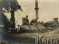1915-1918, prawdopodobnie Ukraina.
Żołnierze i sanitariusze 6 Gospodarczego Czołowego Oddziału Sanitarnego (przemianowanego później na Korpusową Kolumnę Sanitarną) imperialnej armii rosyjskiej przy ruinach. Oddział przeszedł w 1917/1918 roku do II Korpusu Polskiego na Wschodzie.
Fot. NN, zbiory Ośrodka KARTA, przekazała Wanda Ustaszewska-Szamborska