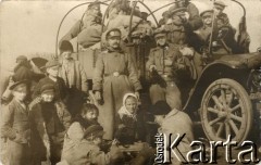 1915-1918, prawdopodobnie Ukraina.
Na zdjęciu m.in. żołnierze 6 Gospodarczego Czołowego Oddziału Sanitarnego (przemianowanego później na Korpusową Kolumnę Sanitarną) imperialnej armii rosyjskiej. Oddział przeszedł w 1917/1918 roku do II Korpusu Polskiego na Wschodzie.
Fot. NN, zbiory Ośrodka KARTA, przekazała Wanda Ustaszewska-Szamborska