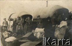 1915-1918, prawdopodobnie Ukraina.
Żołnierze 6 Gospodarczego Czołowego Oddziału Sanitarnego (przemianowanego później na Korpusową Kolumnę Sanitarną) imperialnej armii rosyjskiej. Oddział przeszedł w 1917/1918 roku do II Korpusu Polskiego na Wschodzie.
Fot. NN, zbiory Ośrodka KARTA, przekazała Wanda Ustaszewska-Szamborska