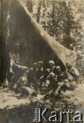 1915-1918, prawdopodobnie Ukraina.
Żołnierze i sanitariuszki 6 Gospodarczego Czołowego Oddziału Sanitarnego (przemianowanego później na Korpusową Kolumnę Sanitarną) imperialnej armii rosyjskiej. Oddział przeszedł w 1917/1918 roku do II Korpusu Polskiego na Wschodzie.
Fot. NN, zbiory Ośrodka KARTA, przekazała Wanda Ustaszewska-Szamborska