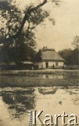 1915-1918, prawdopodobnie Ukraina.
Dom mieszkalny.
Fot. NN, zbiory Ośrodka KARTA, przekazała Wanda Ustaszewska-Szamborska