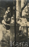 1915-1918, prawdopodobnie Ukraina.
6 Gospodarczy Czołowy Oddział Sanitarny (przemianowany później na Korpusową Kolumnę Sanitarną) imperialnej armii rosyjskiej. Oddział przeszedł w 1917/1918 roku do II Korpusu Polskiego na Wschodzie. Na zdjęciu żołnierze i sanitariuszki.
Fot. NN, zbiory Ośrodka KARTA, przekazała Wanda Ustaszewska-Szamborska