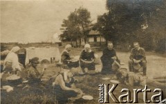 1915-1918, prawdopodobnie Ukraina.
6 Gospodarczy Czołowy Oddział Sanitarny (przemianowany później na Korpusową Kolumnę Sanitarną) imperialnej armii rosyjskiej. Oddział przeszedł w 1917/1918 roku do II Korpusu Polskiego na Wschodzie. Na zdjęciu żołnierze, ksiądz i sanitariuszki.
Fot. NN, zbiory Ośrodka KARTA, przekazała Wanda Ustaszewska-Szamborska
