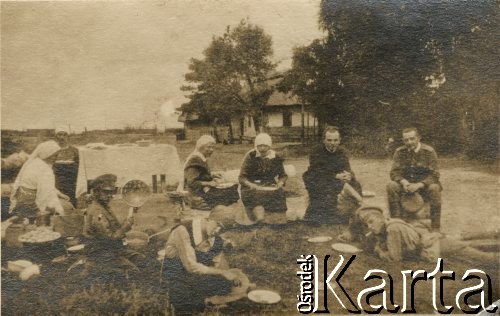 1915-1918, prawdopodobnie Ukraina.
6 Gospodarczy Czołowy Oddział Sanitarny (przemianowany później na Korpusową Kolumnę Sanitarną) imperialnej armii rosyjskiej. Oddział przeszedł w 1917/1918 roku do II Korpusu Polskiego na Wschodzie. Na zdjęciu żołnierze, ksiądz i sanitariuszki.
Fot. NN, zbiory Ośrodka KARTA, przekazała Wanda Ustaszewska-Szamborska