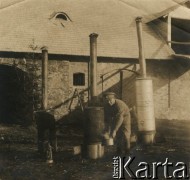 1915-1918, prawdopodobnie Ukraina.
Żołnierz 6 Gospodarczego Czołowego Oddziału Sanitarnego (przemianowanego później na Korpusową Kolumnę Sanitarną) imperialnej armii rosyjskiej przy kozie. Oddział przeszedł w 1917/1918 roku do II Korpusu Polskiego na Wschodzie.
Fot. NN, zbiory Ośrodka KARTA, przekazała Wanda Ustaszewska-Szamborska