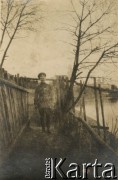 1915-1918, prawdopodobnie Ukraina.
Mieczysław Ustaszewski, żołnierz 6 Gospodarczego Czołowego Oddziału Sanitarnego (przemianowanego później na Korpusową Kolumnę Sanitarną) imperialnej armii rosyjskiej. Oddział przeszedł w 1917/1918 roku do II Korpusu Polskiego na Wschodzie.
Fot. NN, zbiory Ośrodka KARTA, przekazała Wanda Ustaszewska-Szamborska