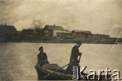 1915-1918, prawdopodobnie Ukraina.
Żołnierze 6 Gospodarczego Czołowego Oddziału Sanitarnego (przemianowanego później na Korpusową Kolumnę Sanitarną) imperialnej armii rosyjskiej w łódce. Oddział przeszedł w 1917/1918 roku do II Korpusu Polskiego na Wschodzie.
Fot. NN, zbiory Ośrodka KARTA, przekazała Wanda Ustaszewska-Szamborska