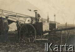 1915-1918, prawdopodobnie Ukraina.
Kuchnia polowa 6 Gospodarczego Czołowego Oddziału Sanitarnego (przemianowanego później na Korpusową Kolumnę Sanitarną) imperialnej armii rosyjskiej. Oddział przeszedł w 1917/1918 roku do II Korpusu Polskiego na Wschodzie.
Fot. NN, zbiory Ośrodka KARTA, przekazała Wanda Ustaszewska-Szamborska