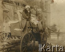 1915-1918, prawdopodobnie Ukraina.
6 Gospodarczy Czołowy Oddział Sanitarny (przemianowany później na Korpusową Kolumnę Sanitarną) imperialnej armii rosyjskiej. Oddział przeszedł w 1917/1918 roku do II Korpusu Polskiego na Wschodzie. Na wozie siedzi sanitariuszka Janina Łowicka, późniejsza żona Mieczysława Ustaszewskiego.
Fot. NN, zbiory Ośrodka KARTA, przekazała Wanda Ustaszewska-Szamborska