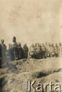 1915-1918, prawdopodobnie Ukraina.
Uroczystość pogrzebowa z udziałem żołnierzy i duchownego greckokatolickiego.
Fot. NN, zbiory Ośrodka KARTA, przekazała Wanda Ustaszewska-Szamborska