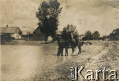 1915-1918, prawdopodobnie Ukraina.
6 Gospodarczy Czołowy Oddział Sanitarny (przemianowany później na Korpusową Kolumnę Sanitarną) imperialnej armii rosyjskiej. Oddział przeszedł w 1917/1918 roku do II Korpusu Polskiego na Wschodzie. Na zdjęciu pojenie koni.
Fot. NN, zbiory Ośrodka KARTA, przekazała Wanda Ustaszewska-Szamborska