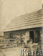 1915-1918, prawdopodobnie Ukraina.
Żołnierze 6 Gospodarczego Czołowego Oddziału Sanitarnego (przemianowanego później na Korpusową Kolumnę Sanitarną) imperialnej armii rosyjskiej przed budynkiem mieszkalnym. Oddział przeszedł w 1917/1918 roku do II Korpusu Polskiego na Wschodzie.
Fot. NN, zbiory Ośrodka KARTA, przekazała Wanda Ustaszewska-Szamborska