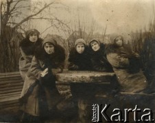 1915-1918, prawdopodobnie Ukraina.
6 Gospodarczy Czołowy Oddział Sanitarny (przemianowany później na Korpusową Kolumnę Sanitarną) imperialnej armii rosyjskiej. Oddział przeszedł w 1917/1918 roku do II Korpusu Polskiego na Wschodzie. Na zdjęciu sanitariuszki (?), 2. z lewej Irena Łowicka, 1. z prawej jej siostra Janina, późniejsza żona Mieczysława Ustaszewskiego.
Fot. NN, zbiory Ośrodka KARTA, przekazała Wanda Ustaszewska-Szamborska