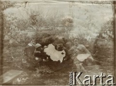 1915-1918, prawdopodobnie Ukraina.
6 Gospodarczy Czołowy Oddział Sanitarny (przemianowany później na Korpusową Kolumnę Sanitarną) imperialnej armii rosyjskiej. Oddział przeszedł w 1917/1918 roku do II Korpusu Polskiego na Wschodzie. Na zdjęciu żołnierze i sanitariuszki (?), 1. z prawej Mieczysław Ustaszewski.
Fot. NN, zbiory Ośrodka KARTA, przekazała Wanda Ustaszewska-Szamborska