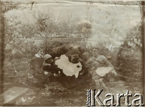 1915-1918, prawdopodobnie Ukraina.
6 Gospodarczy Czołowy Oddział Sanitarny (przemianowany później na Korpusową Kolumnę Sanitarną) imperialnej armii rosyjskiej. Oddział przeszedł w 1917/1918 roku do II Korpusu Polskiego na Wschodzie. Na zdjęciu żołnierze i sanitariuszki (?), 1. z prawej Mieczysław Ustaszewski.
Fot. NN, zbiory Ośrodka KARTA, przekazała Wanda Ustaszewska-Szamborska